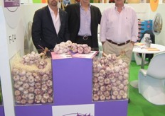 Andres Garcia delis, Bruno Volonteri and Anders Garcia Ferrer of Condifrance promote two varieties of garlic.