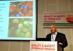 Prof. Adel Kader from the University of California Davis (USA) explained the key role of temperature on maintaining the quality and safety of fresh-cut products. He introduced the effects of temperature on metabolisms, microbial activities and quality attributes of intact and fresh-cut fruits/vegetables. Prof. Kader showed some examples of different kind of produce subjected to temperature abuse during storage which affected their marketability. He affirmed that delays between harvesting and cooling or processing in the cold chain must be avoided and concluded with the importance of temperature management and the application of corrective actions during the handling system to keep the optimal temperatures.