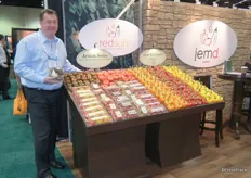 Harold Paivarinta promotes a new line from jemd, the Artisan Series. A serie of different kind of tomatoes. www.jemdfarms.com