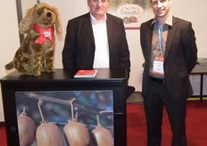 François Lafitte and Jean Baptiste Pinel from Prim'Land promote the Oscar kiwi and sample the kiwiberry. They just changed the name of the office in Chile, into Prim'Land Chile. They hope in the next 5 years to double their volume in Chile into 8,000 tons of kiwifruit. www.primland.fr