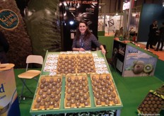 Amparo Landin of Kiwi Atlantico, traders of European and Chilean kiwifruits, with year round supply. Amparo is featured with Chilean grown gold kiwifruits.