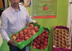 Romain Roma of Cardell Export showcasing a box of Juliet apples.