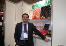 Massimo Belotti from Nespak, showing his range of packaging solutions. www.groupeguillin.fr