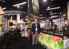Scott Marboe from Oneonta Starr Ranch Growers, promotes the applesnaq and pearsnaq. www.starranch.com