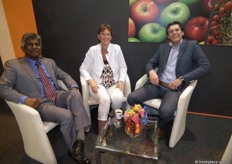 Kris Charan of HBAG fruit and vegetables and the representatives of the fair form Holland