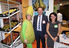 Kees Oskam and colleague advertise the Dutch Conference pears. The striking lady walked around the fair.