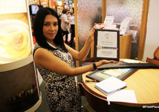 Elia Gonzalez, representing USA Pears in Mexico, shows Soriana’s commemorative plaque, in recognition to Soriana for creating and promoting a culture of good handling among its personnel through an ABC of Fruits and Vegetables.