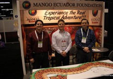 Johnny Jara, Executive Director of the Mango Ecuador Foundation, Bernardo Malo, president of the MEF, and a visitor from New Zealand, Dwayne Pitman, between them.