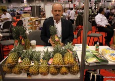 Víctor Vázquez, of Tabafresh, displaying several different pineapple brands: Golden Crown, Forbiden Treasure, Honey Secret, Celebration Gold, Tabafresh Pineapple, Golden Passion, Costa, Malibu and Deli.