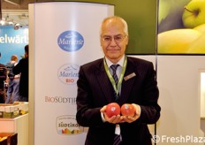 "Gerhard Dichgans, director of the Consortium VOG, shows two "workhorse" commercial in the set: Pink Lady apples and Kanzi."