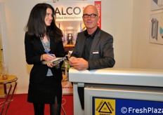 Finally, the company offers special Salco ports for controlled atmosphere. In pictures: the hostess and interpreter Francesca Gentilini with Johan Muis.