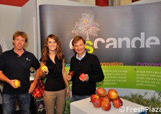 At the booth of Escande nurseries, which this year also presented some selections of apples with red flesh, we find Hans Scholten (apple development manager ), Edwige Remy (breeder Escande) Benoit and Escande (owner).