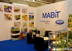 Stand for the joint presentation of packaging for fruit and vegetables.