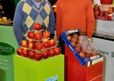 Francesco Tagliani from homonyms nurseries, together with his son Michele. Apples stacked in a pyramid on the left are the new proposal signed CIV + KIKU ISAAQ and named in honor of the famous physicist Isaac Newton.