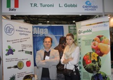 De Italiaanse bedrijven TR Turoni en L Gobbi gezamenlijk op een stand. Links general manager van TR Turoni: Enrico Turoni. Rechts: De Oekraïense translator. Turoni is wereldwijd gespecialiseerd in Post-harvesttechnieken