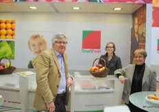 Yvonne Harz-Piltre (in the middle) with her colleagues from SmartFresh