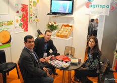 Thierry in the middle of Agrispa in conversation with customers.