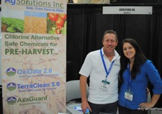 David Laconi and Laura Persoleo from AgSolutions. They promote various pre- and postharvest chemichals, which are allowed for organic growers.