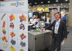 Bas Groeneweg from Perfotec promote his machine. It controls the respiration rate of produce and with that information adjusting the packaging.