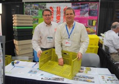 Bradley Fry and Justin Elvin-Jensen from InterCrate promote the Folding Box, which is made specially for salad on long distance transportation. You can put 3% extra in these crates then standard sizes, it is easy to handle and proven metal detactable. Customers can order by color they want, there is no standard color.