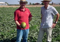 The grower Pepeholds a beautiful VALIENTE melon with José Luis Moreno. In just a few years has gained the trust of all producers Murcia.