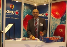 Alex Schenz from KIKU promotes the KIKU apple.