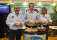 Darryl Lowe, Chris Deveny and Sue Trott with Sweetee Citrus.