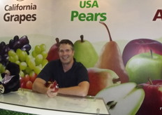 Jeff Correa representing USA Pears, shows a pear specially tattooed in Chinese for the event, the inscription means 'make profit'.