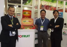 Ilenio Bastoni (left) and Renzo Balestri (right) with a client at the ApoFruit stand.