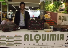 Pablo Cousino explains about the Delfina Cherries at the Alquimia stand.