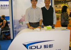 Sum Wong and Fu Wenbin (Blueberry Category Manager) of Dalian Yidu Group- China.. the YIDU Group has been a key player in helping international produce brands to break into the Chinese market, allowing clients to rapidly develop their fruit and vegetable business through its distribution network