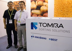 Fang Fenshua with Leo Huang (Head of Food Sorting Sales China) for TOMRA Sorting solutions