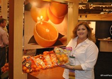 Kim Flores of Seald Sweet promotes the very sweet mandarins. This is a bag which has a selected variety, that is very sweet. Childeren like the sweetness and that's why it is marketed for them.