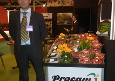 Fernando Martín at the stand of PROCAM, promoting Andalusia’s fresh fruits and vegetables.