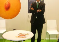 José María Naranjo Mejías, Business Development & Marketing Director of Tanynature, promoting its stone fruits and asparagus.