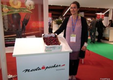 Frédérique Boisson, in his Nectapeches stand, promoting the first cherries of the French season.