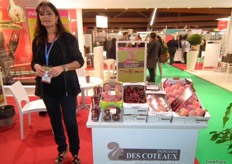 Nathalie Bonnet, in the stand of Domaine Des Coteaux, promoting its campaign of stone fruit.