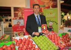 Pascal Corbel of Cardell shows the different apples. Important brands for them are Pink Lady and the organic apple Juliet.