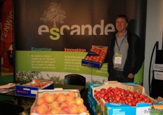 Hans Scholten of the nursery Escande. Escande develops new varieties for pitfruit and stonefruit. A new one for the future is the black peach.