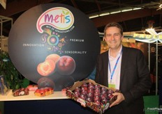 Frank Alluine from Blue Whale presents the Metis: it's not only a plum, also a little bit apricot. Metis is a new generation of plums created thanks to a varietal improvementtechnique developed in the 1950s by Glen Bradford.