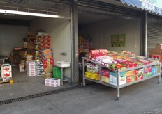 Outside the market there separate stalls, Retail stalls. These are more for the end user, here you can buy produce by the box and by the pallet as in the main market.