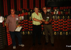 Oren Wallach (left) and Graham Anderson (right), two nurserymen, receive the Maulma Pioneer award from Dr André Ernst of Allesbeste Boerdery.